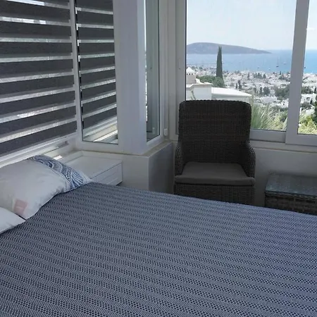3 Bedroom Triplex With Amazing View In *